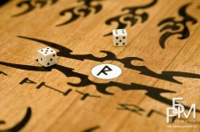 Эксклюзивные нарды «Руна Одина» крупный план - доска, кости